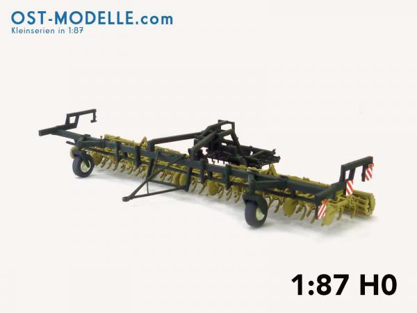 Koppelwagen T890 A01 Bodenbearbeitung 2 Feingrubber B231 mit Stabkrümmlern Arbeitsstellung siena